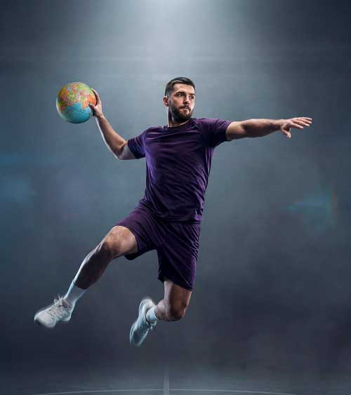 Jogador de andebol no ar com um globo terrestre na mão