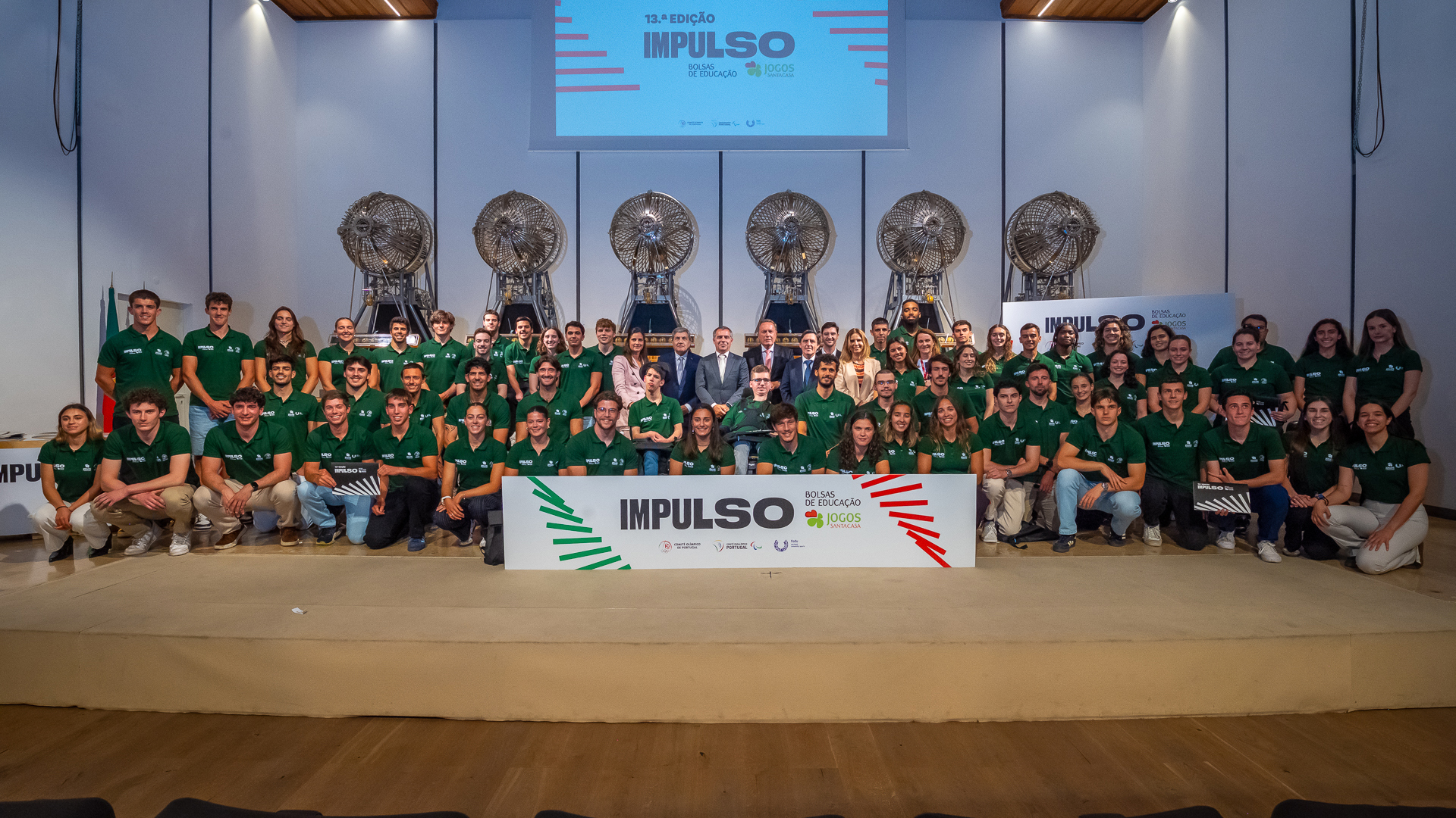 cerimónia de entrega de bolsas 2026 na sala de extrações da Santa Casa